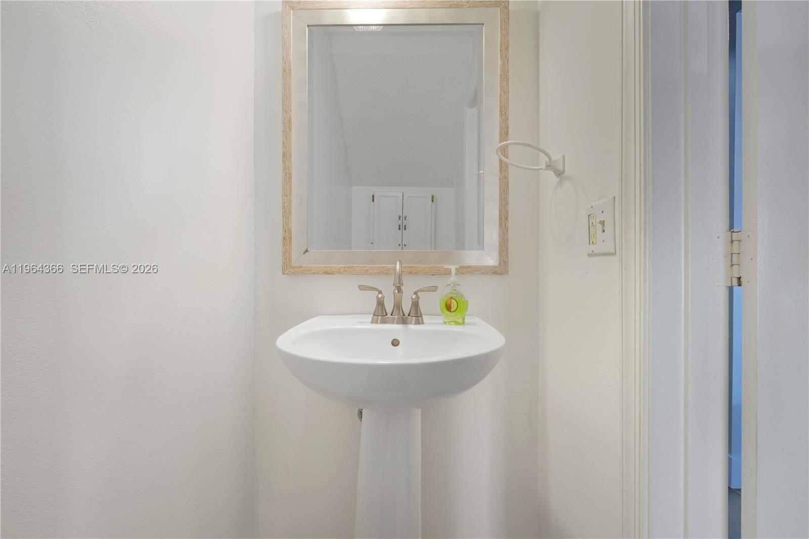 2 Simonton Cir Weston, FL 33326