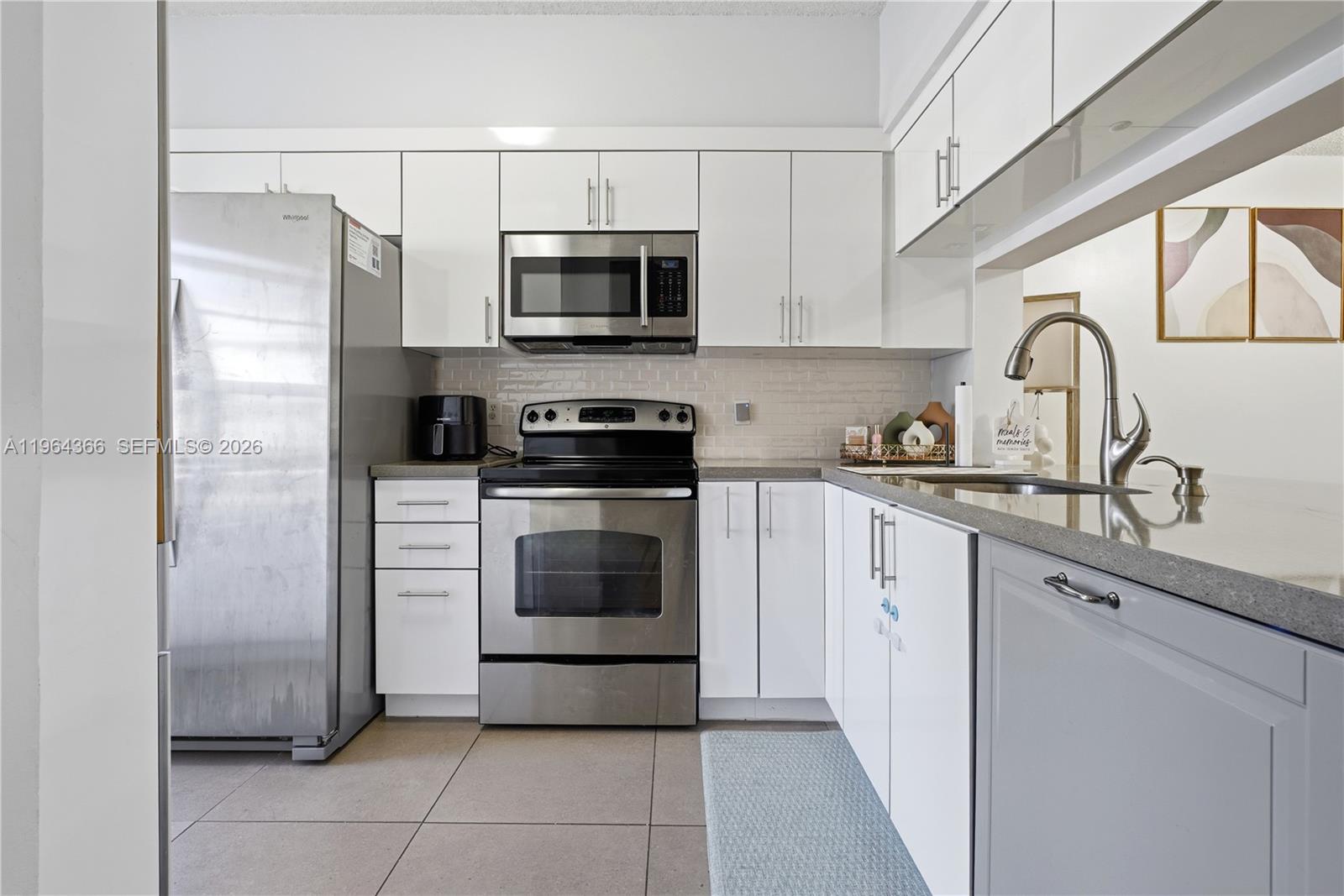 2 Simonton Cir Weston, FL 33326