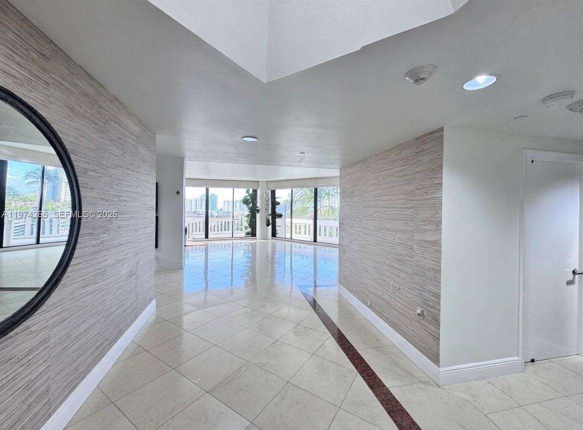 2000 Island Blvd #606