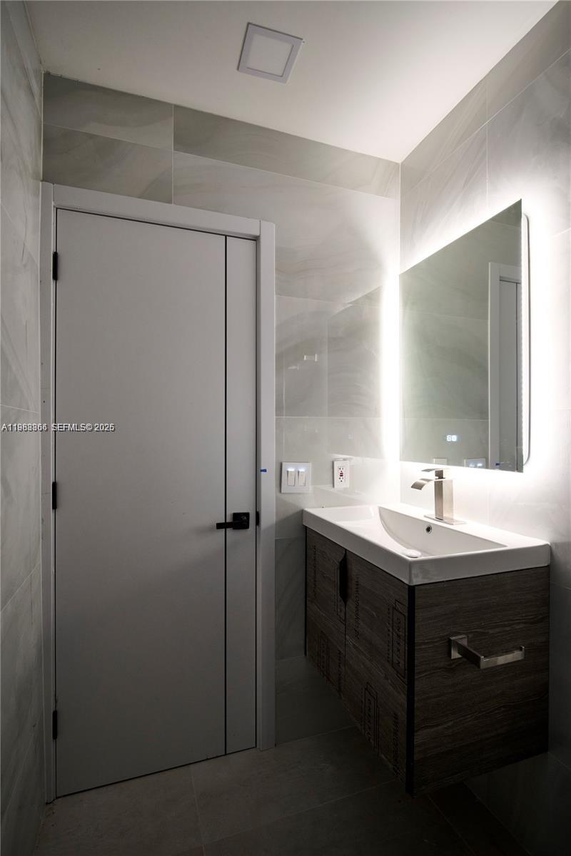 5561 NE 28th Ave Fort Lauderdale, FL 33308