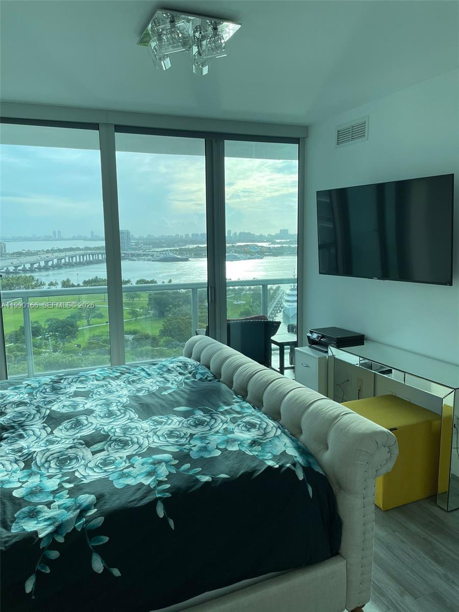 888 Biscayne Blvd #1810 Miami, FL 33132