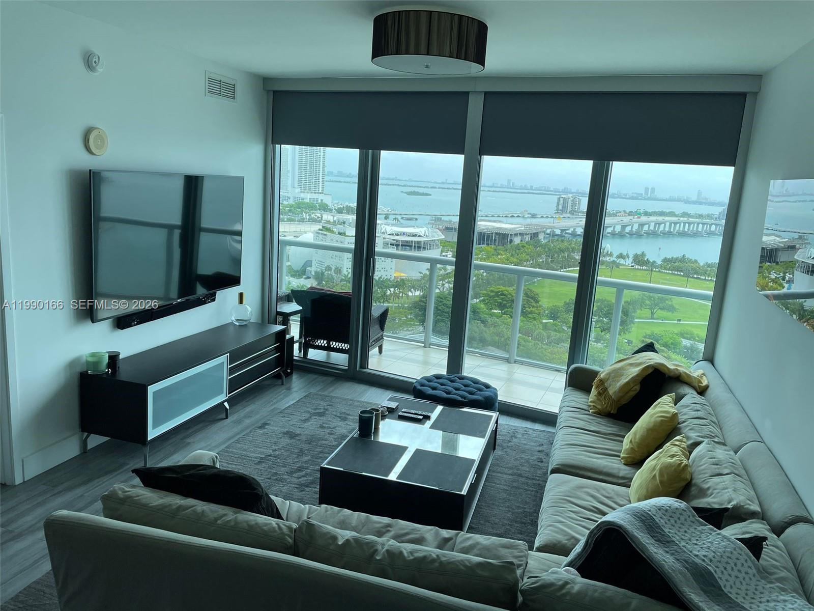 888 Biscayne Blvd #1810 Miami, FL 33132