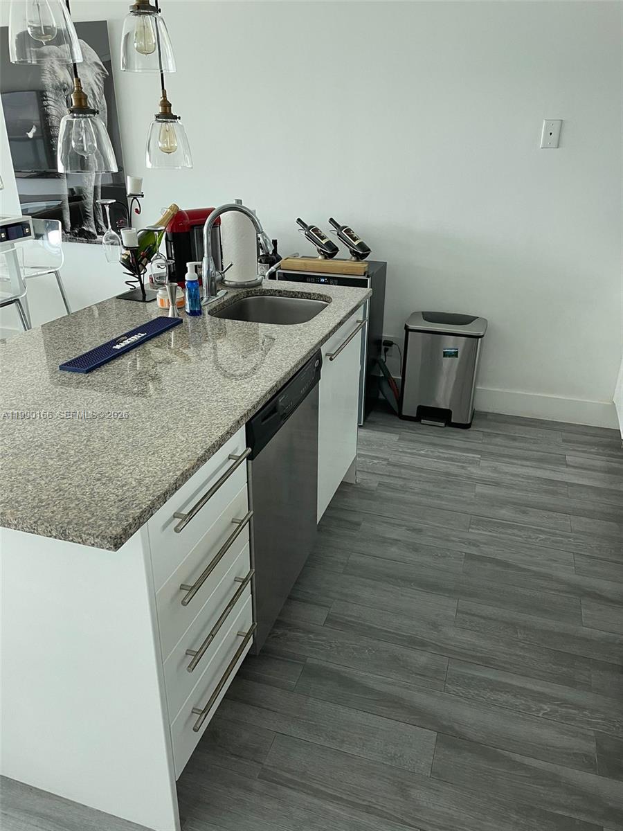 888 Biscayne Blvd #1810 Miami, FL 33132