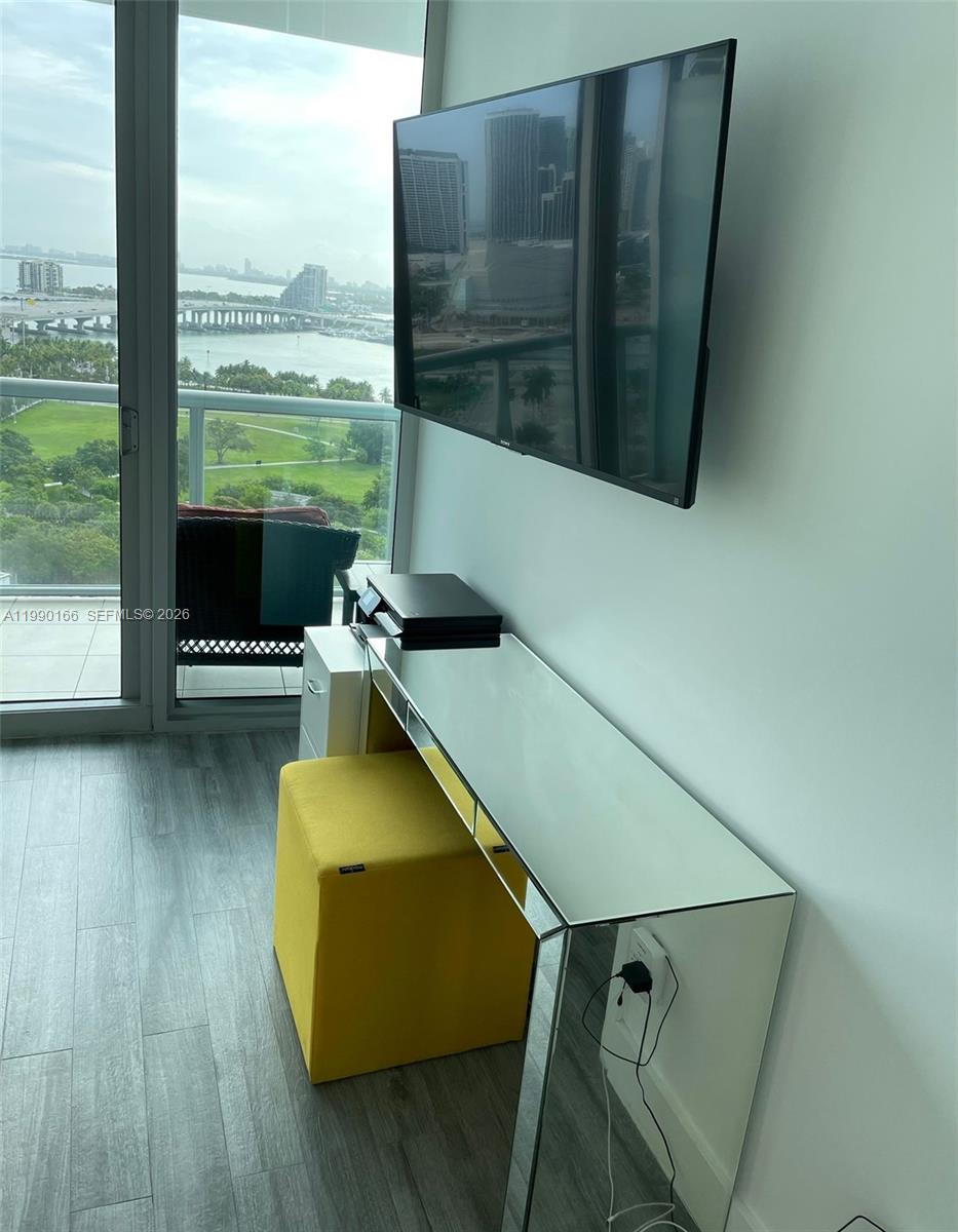 888 Biscayne Blvd #1810 Miami, FL 33132