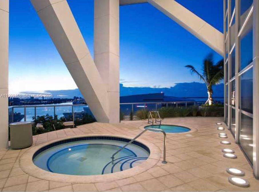 888 Biscayne Blvd #1810 Miami, FL 33132