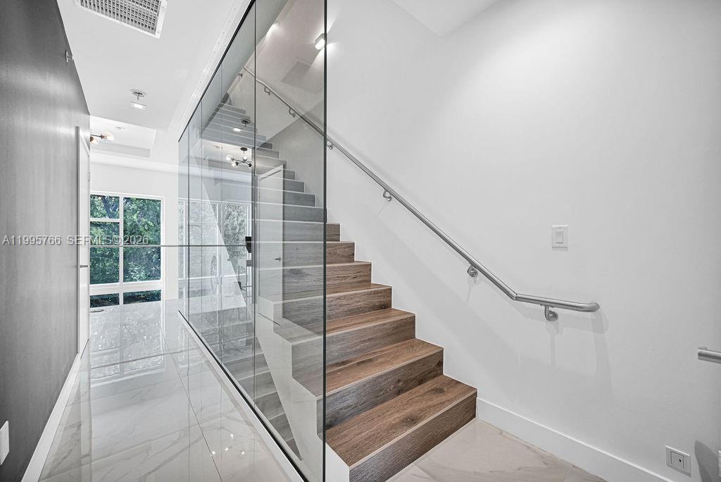 455 NE 39th St #205 Miami, FL 33137