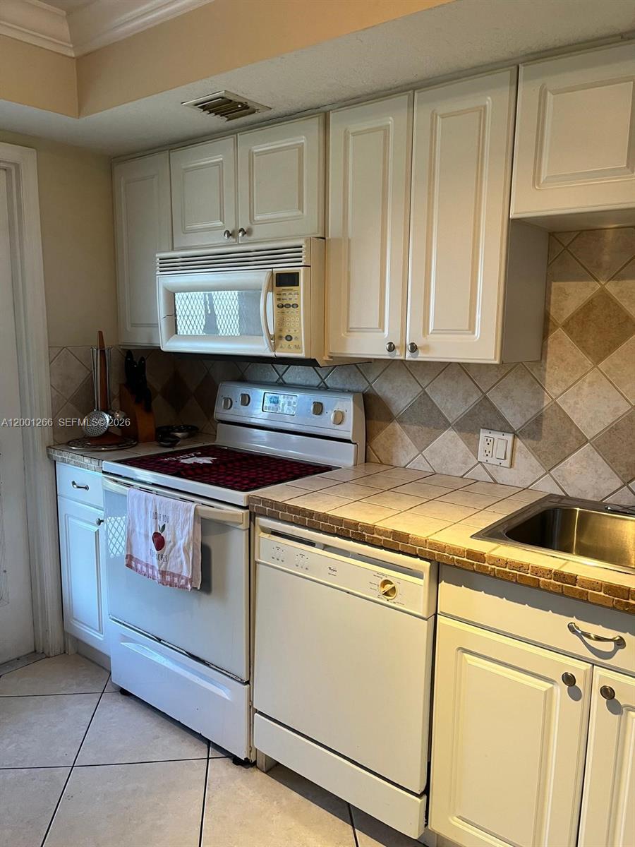 3200 N Palm Aire Dr #407