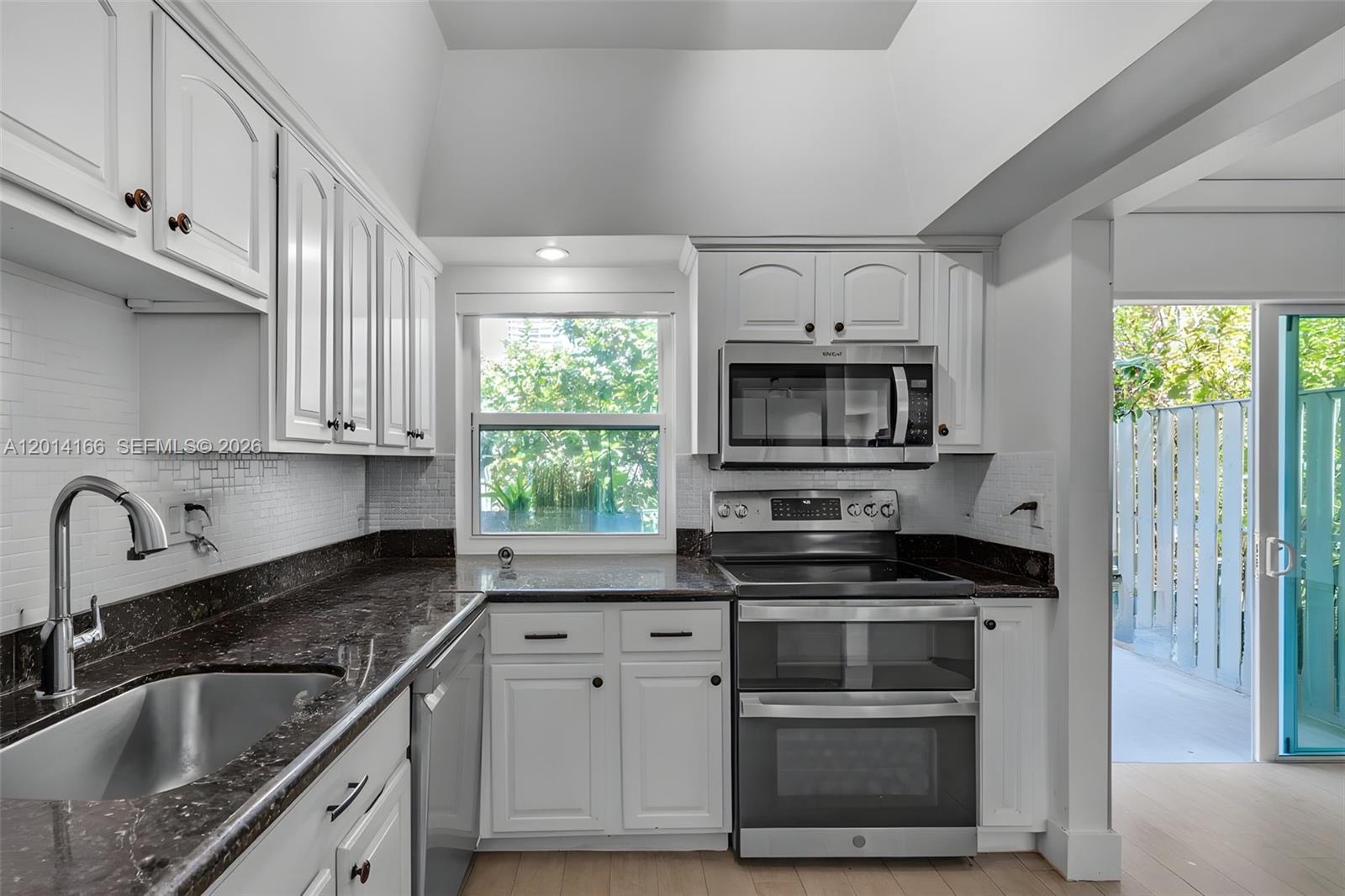 232 Sea Vw Dr #108 Key Biscayne, FL 33149