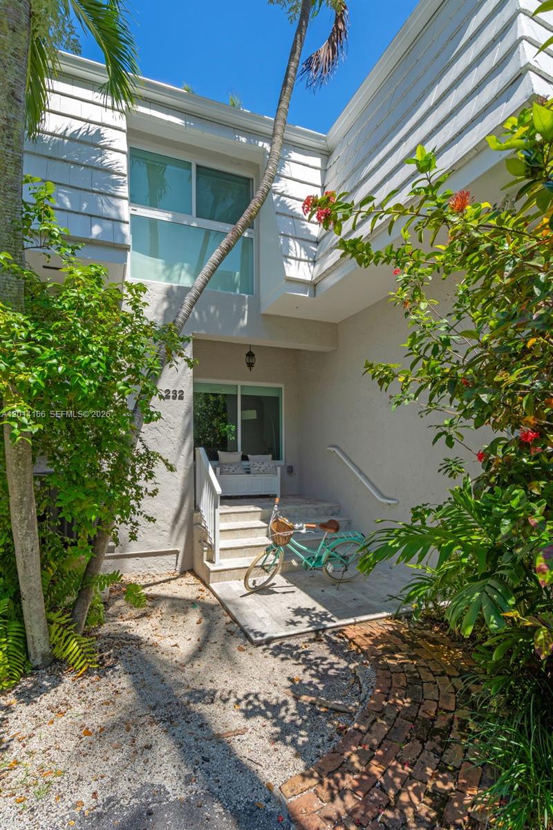 232 Sea Vw Dr #108 Key Biscayne, FL 33149