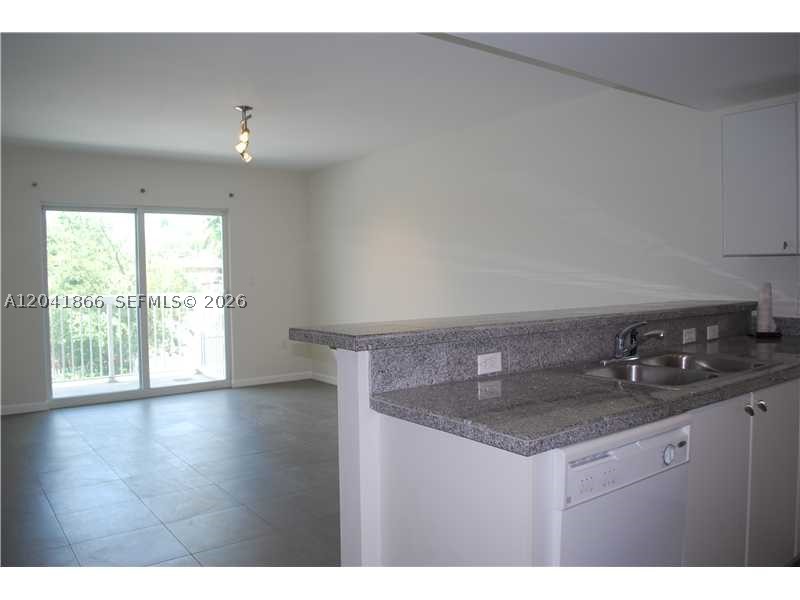 2740 SW 28th Ter #207