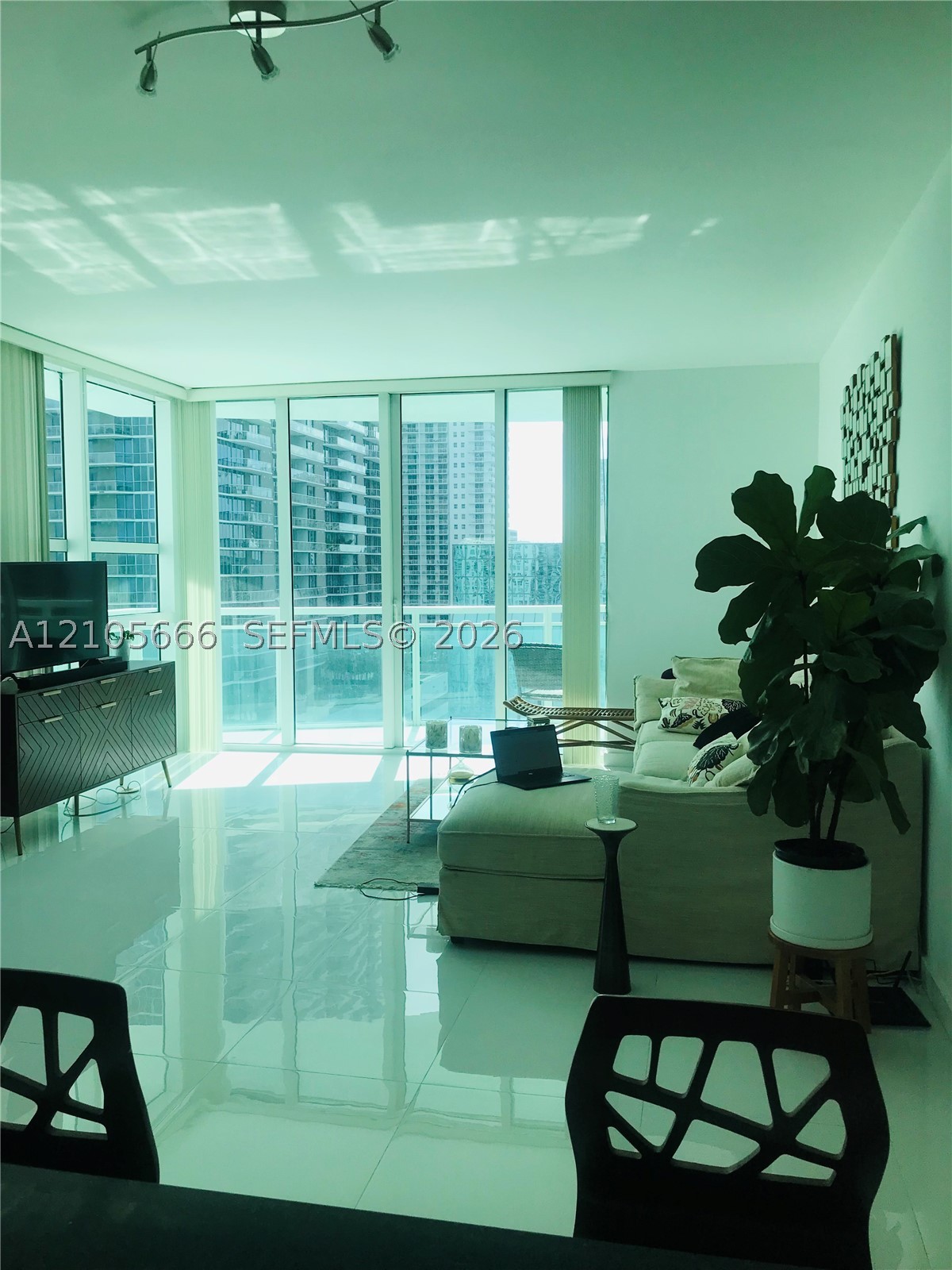 951 Brickell Ave #2410