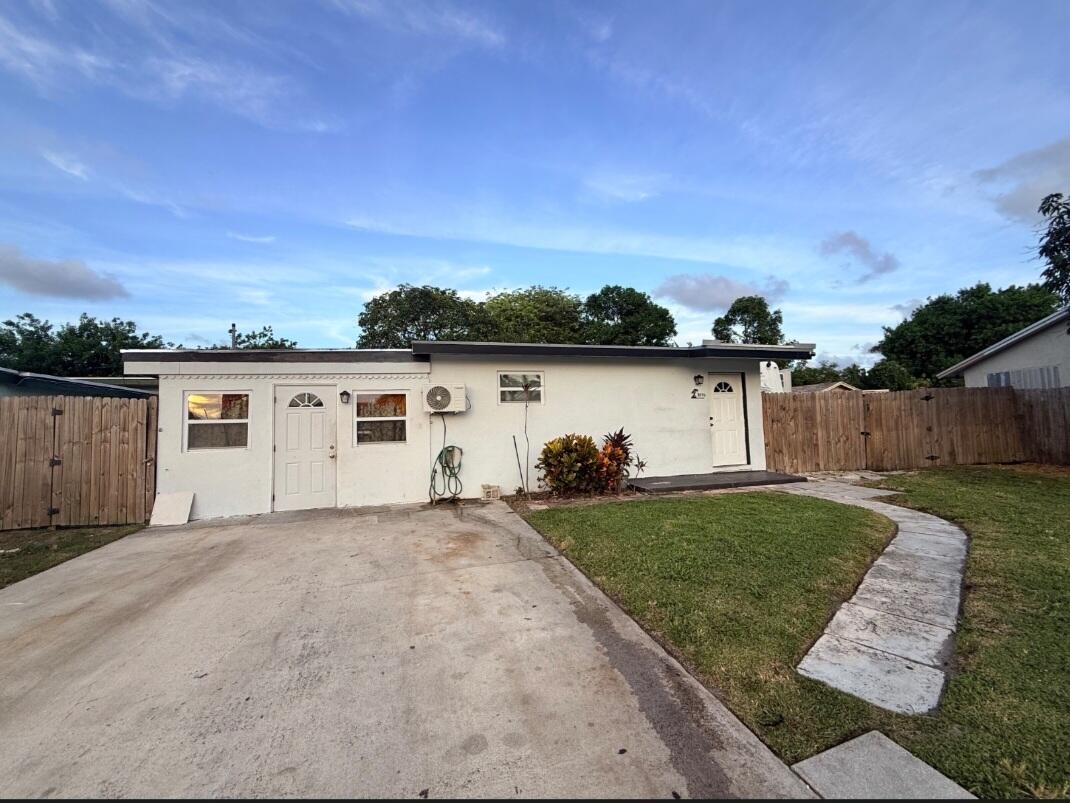 3016 E Palm
