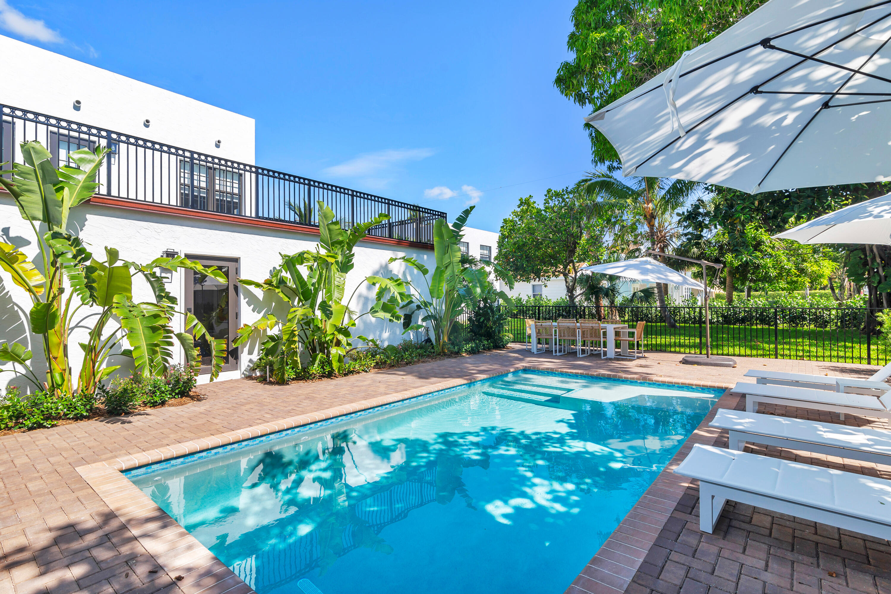 237/225 Monroe Dr West Palm Beach, FL 33405