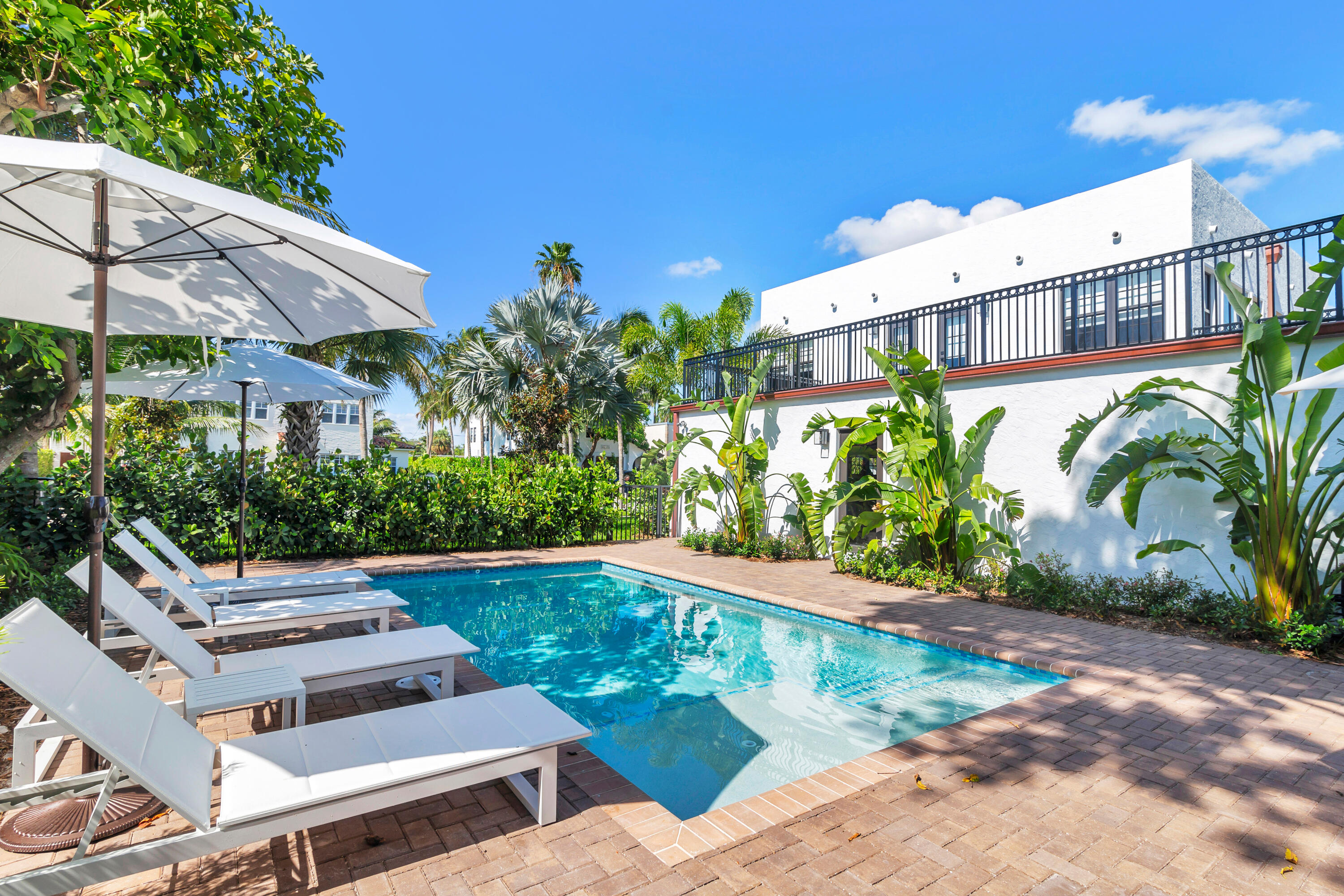 237/225 Monroe Dr West Palm Beach, FL 33405