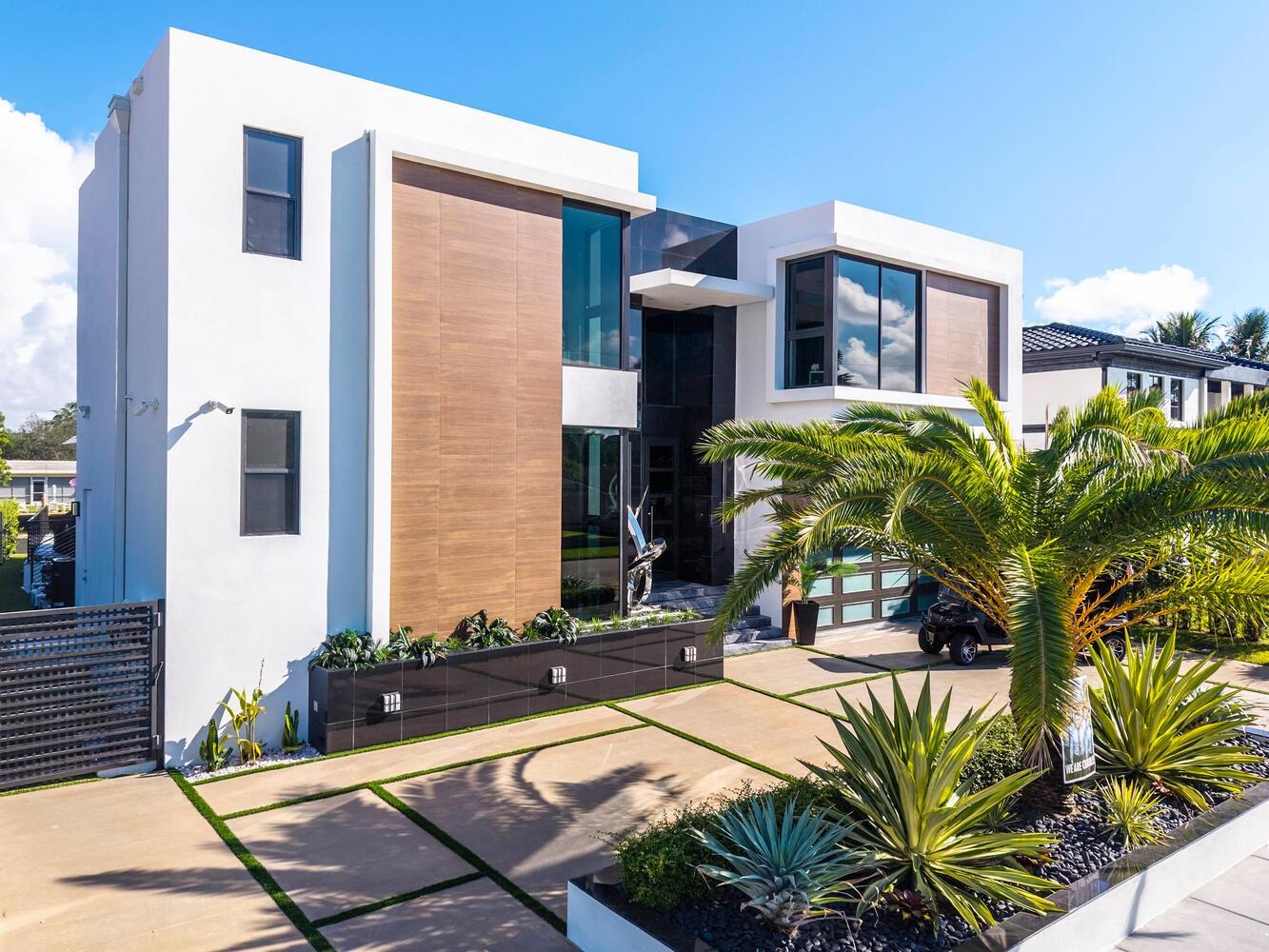 2581 NE 50th St Lighthouse Point, FL 33064