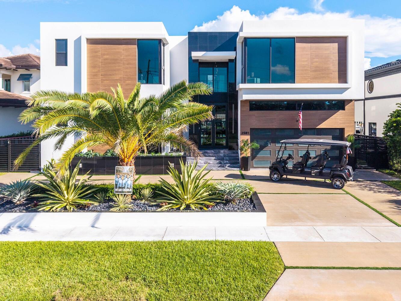 2581 NE 50th St Lighthouse Point, FL 33064