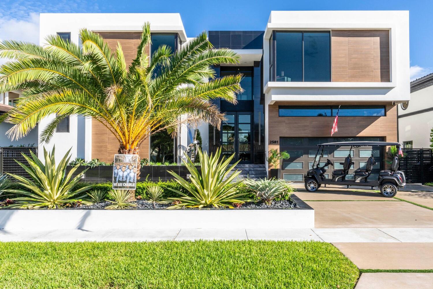 2581 NE 50th St Lighthouse Point, FL 33064