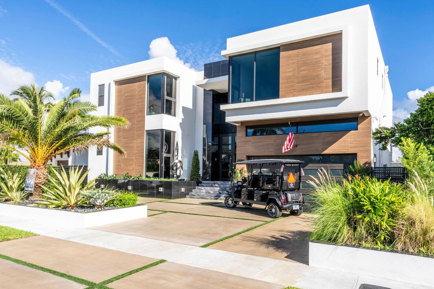 2581 NE 50th St Lighthouse Point, FL 33064