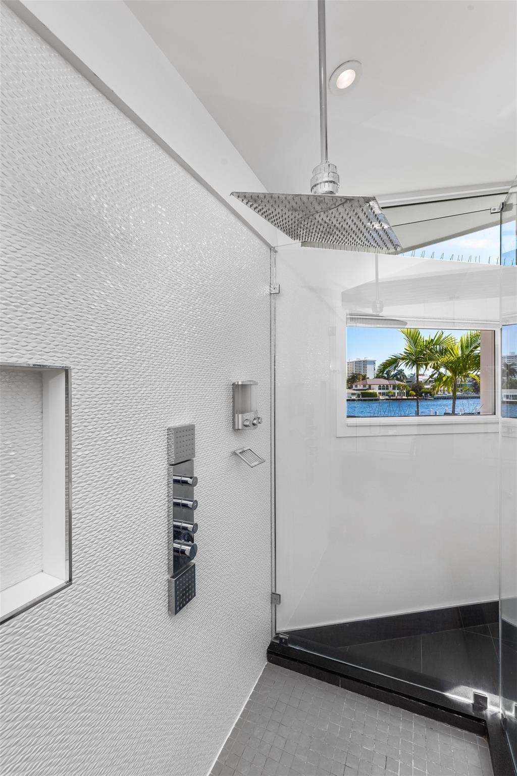 2880 NE 24th Pl Fort Lauderdale, FL 33305