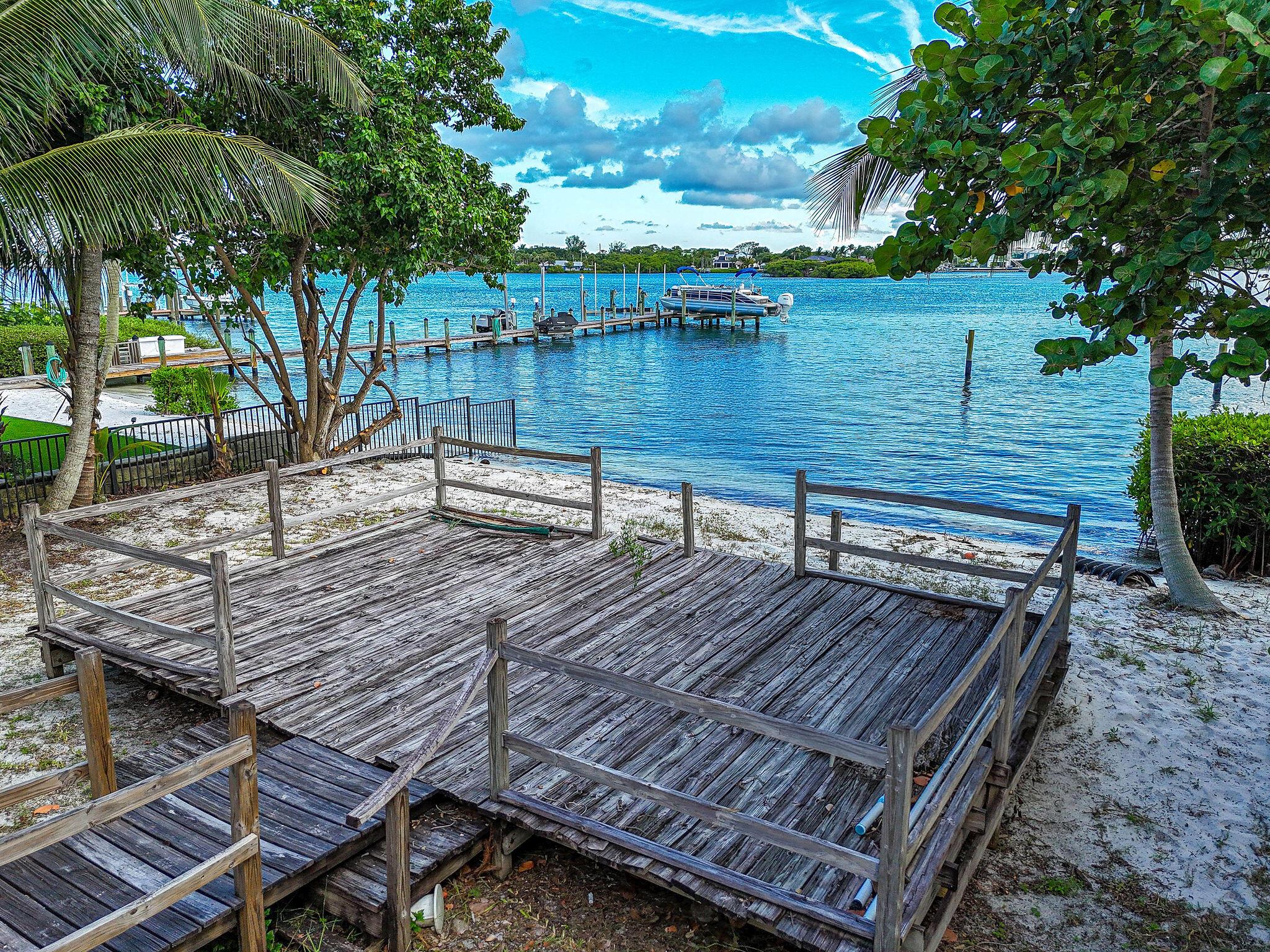 114 W Riverside Dr Jupiter, FL 33469