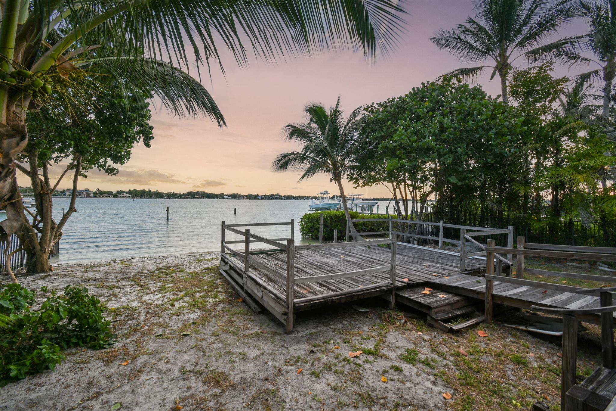 114 W Riverside Dr Jupiter, FL 33469