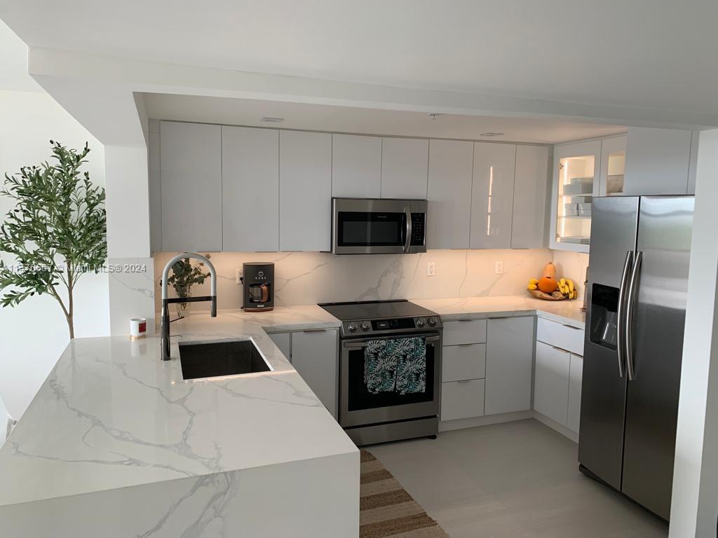 2555 Collins Ave #1906