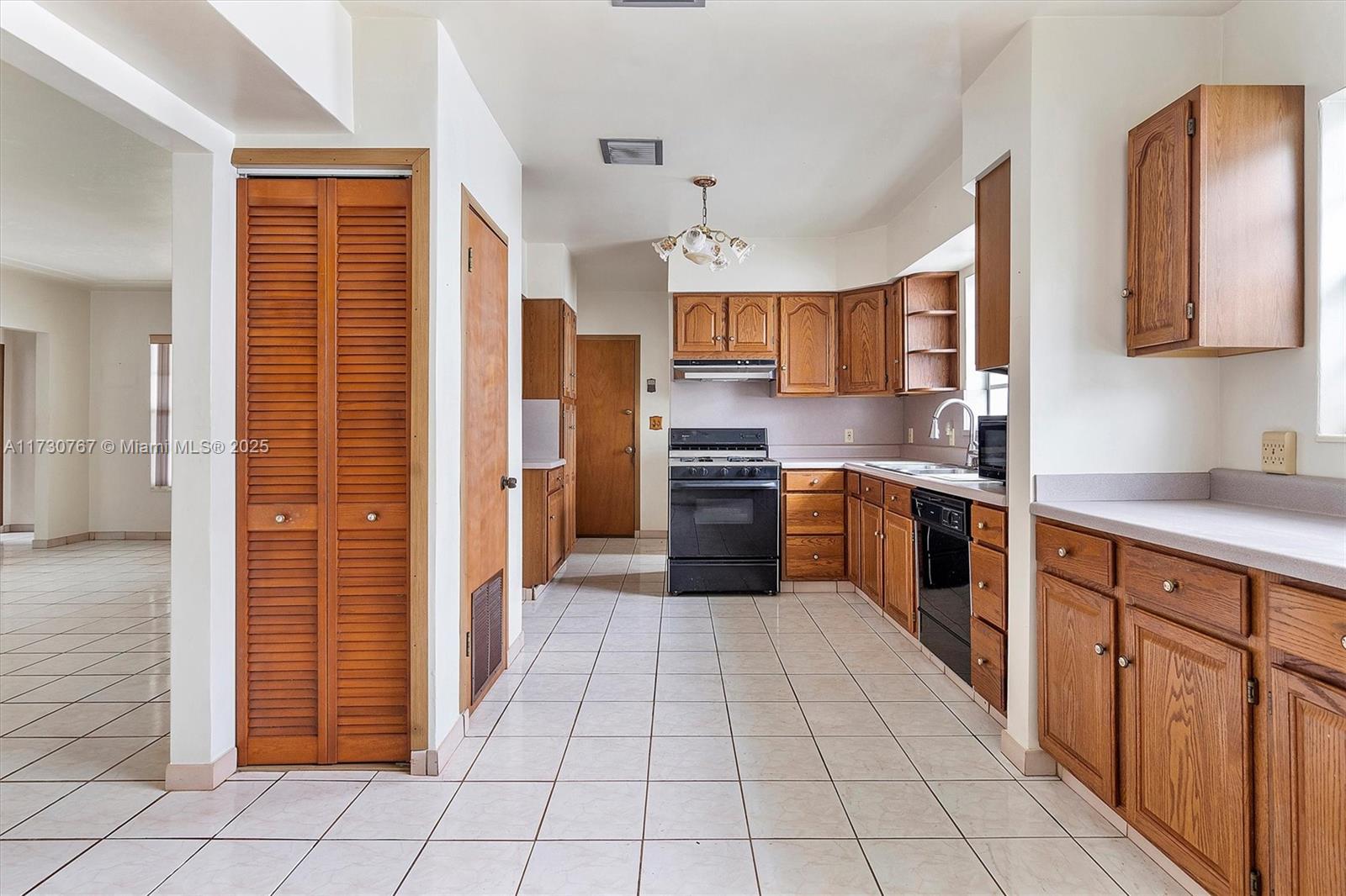 9573 Carlyle Ave Surfside, FL 33154