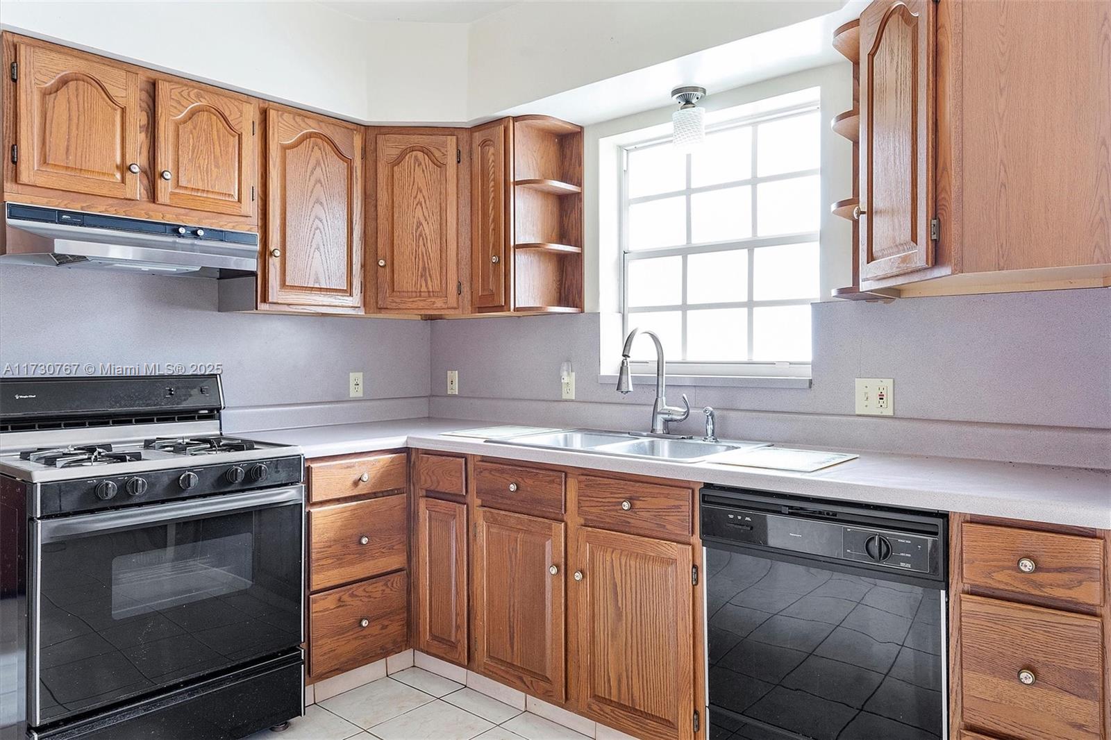 9573 Carlyle Ave Surfside, FL 33154