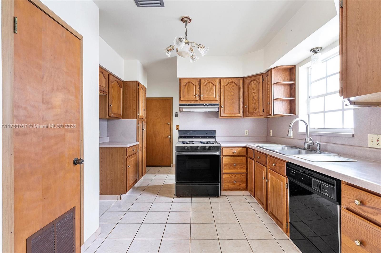 9573 Carlyle Ave Surfside, FL 33154