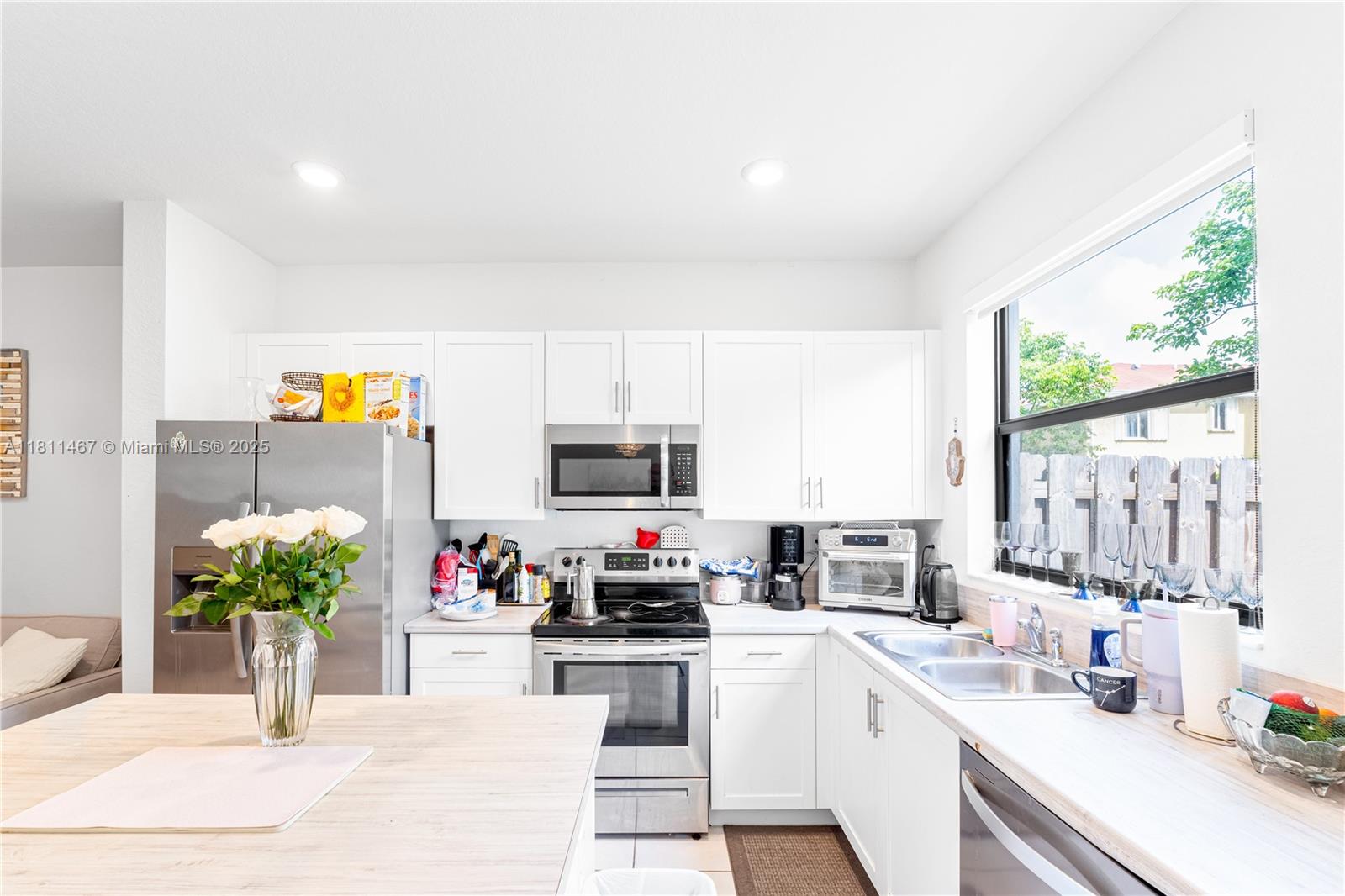 817 NE 211th St Miami, FL 33179