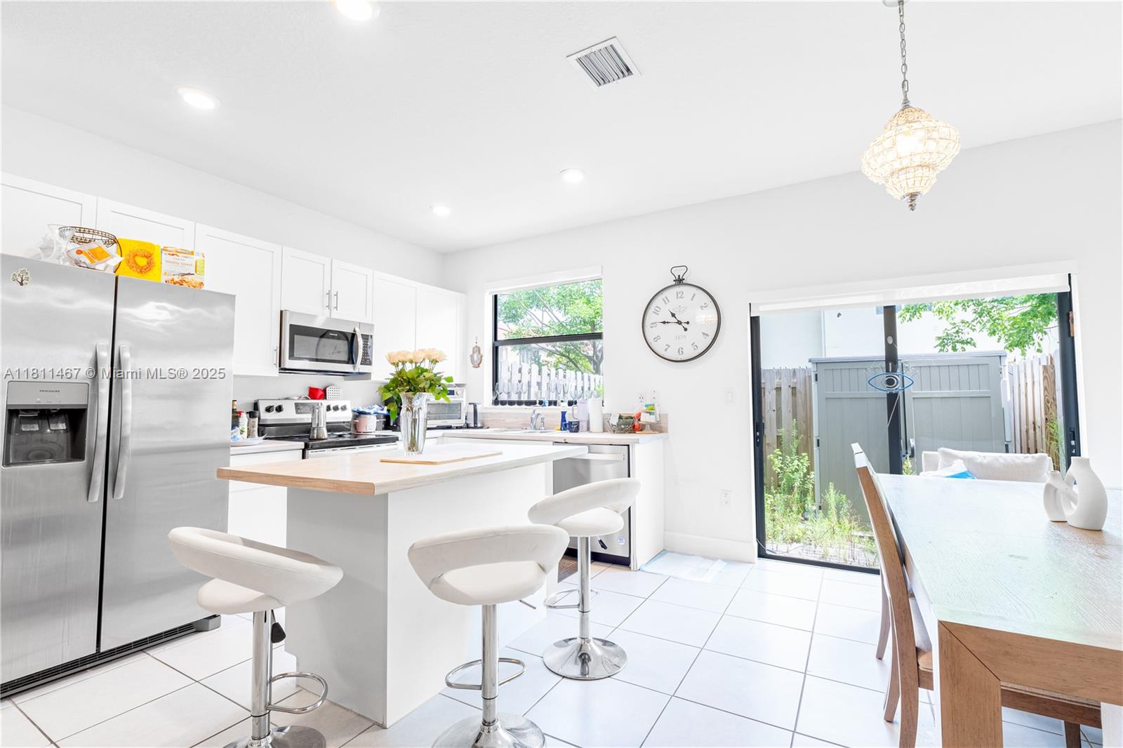 817 NE 211th St Miami, FL 33179