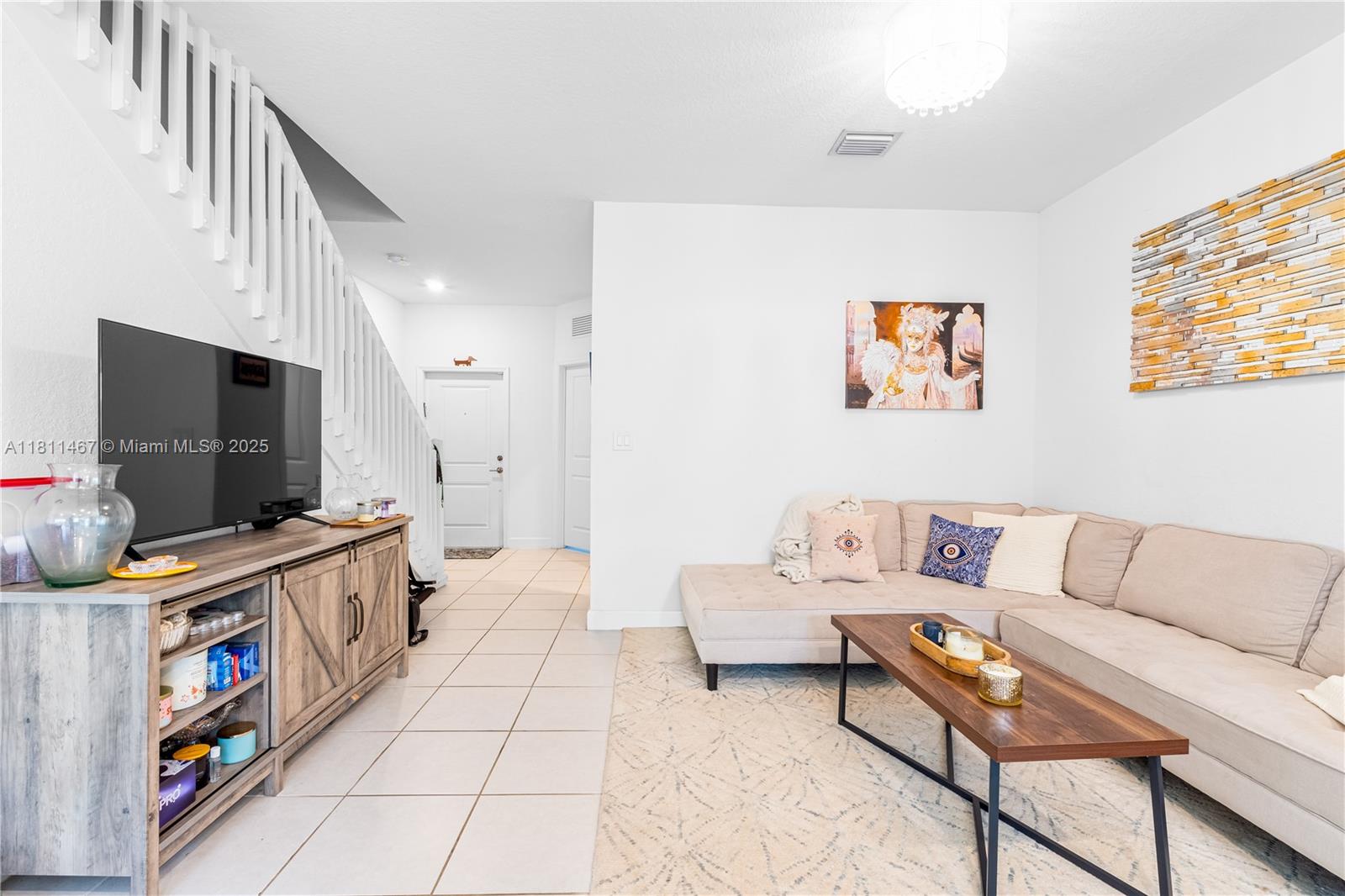 817 NE 211th St Miami, FL 33179