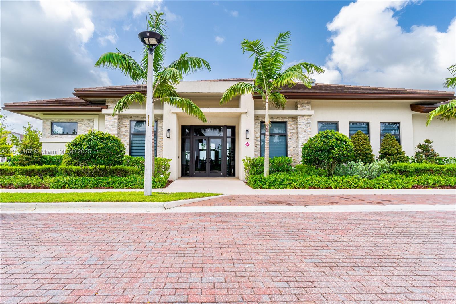 817 NE 211th St Miami, FL 33179