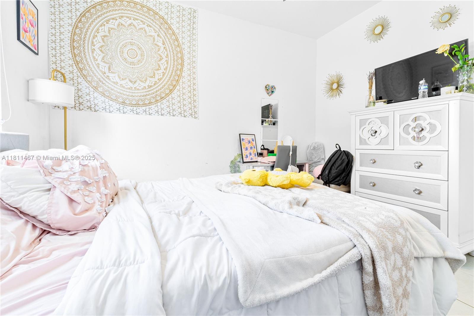 817 NE 211th St Miami, FL 33179