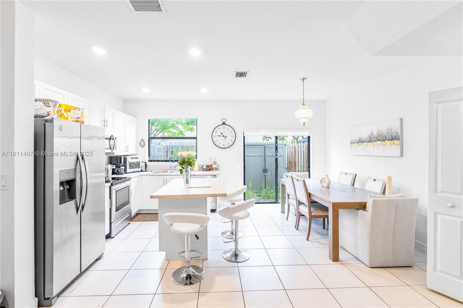 817 NE 211th St Miami, FL 33179