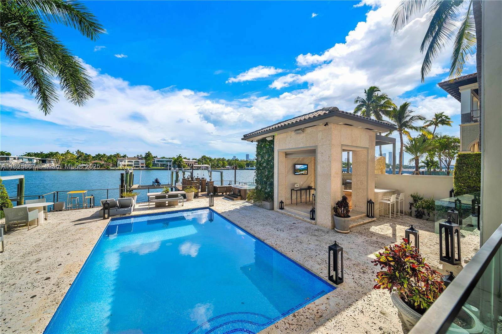 176 S Hibiscus Dr Miami Beach, FL 33139