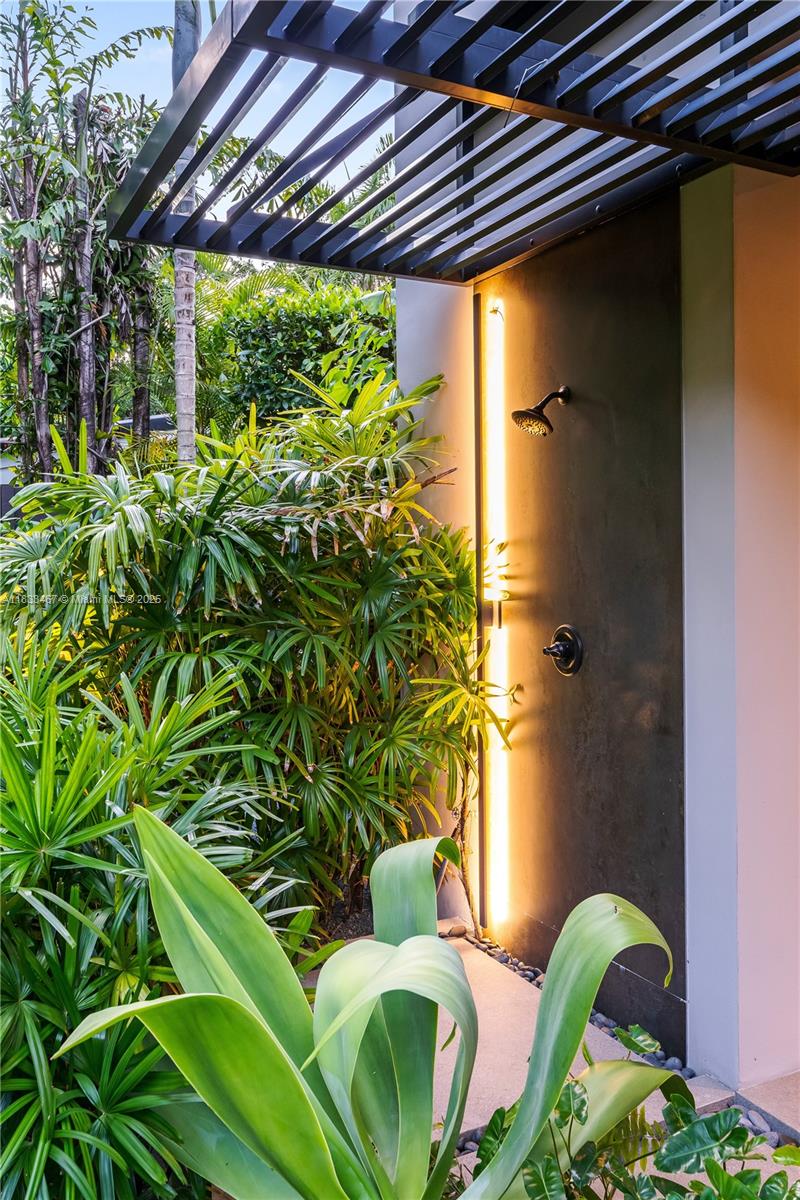 3910 Battersea Rd Miami, FL 33133