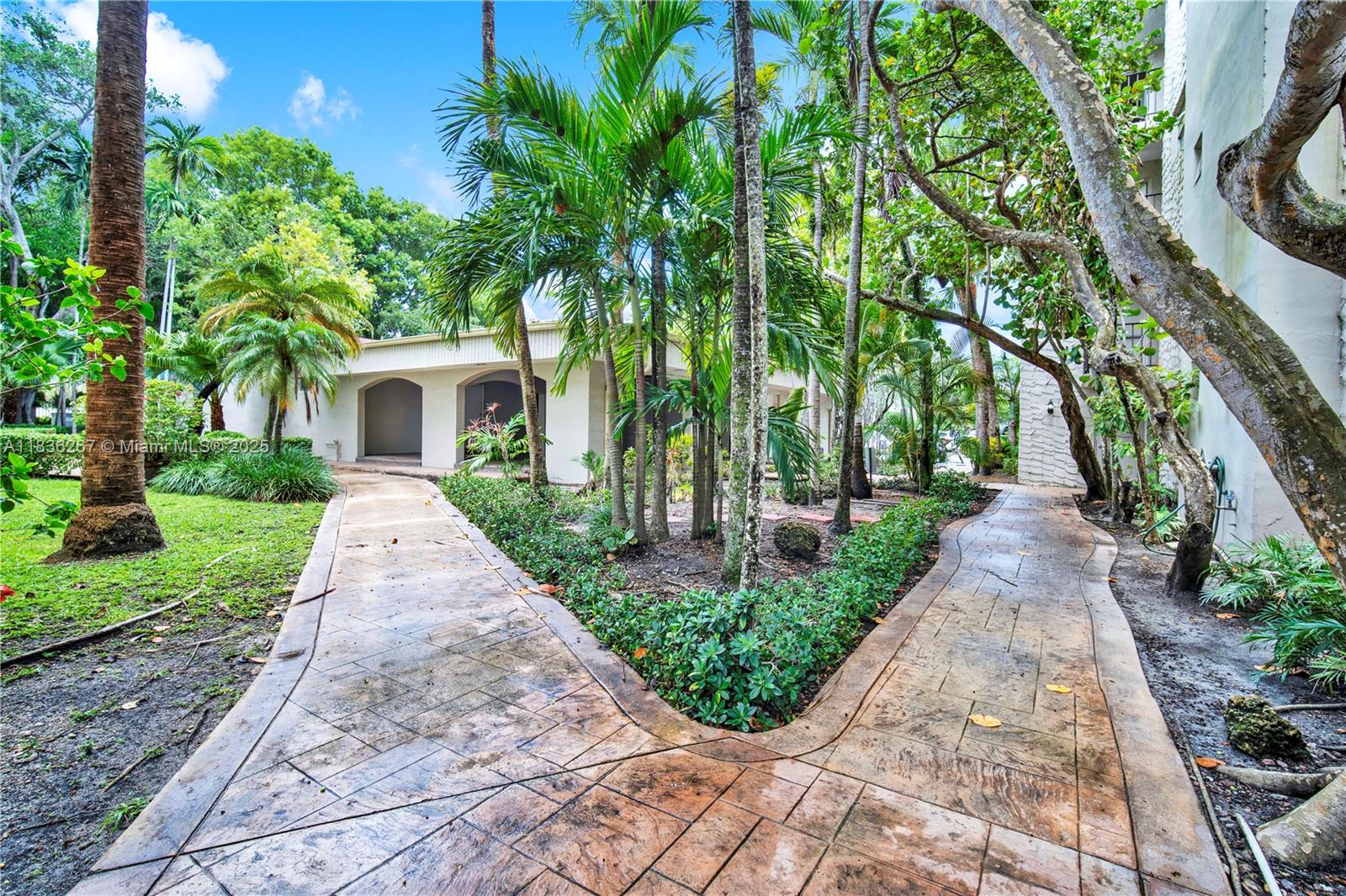 6886 N Kendall Dr #D102 Pinecrest, FL 33156