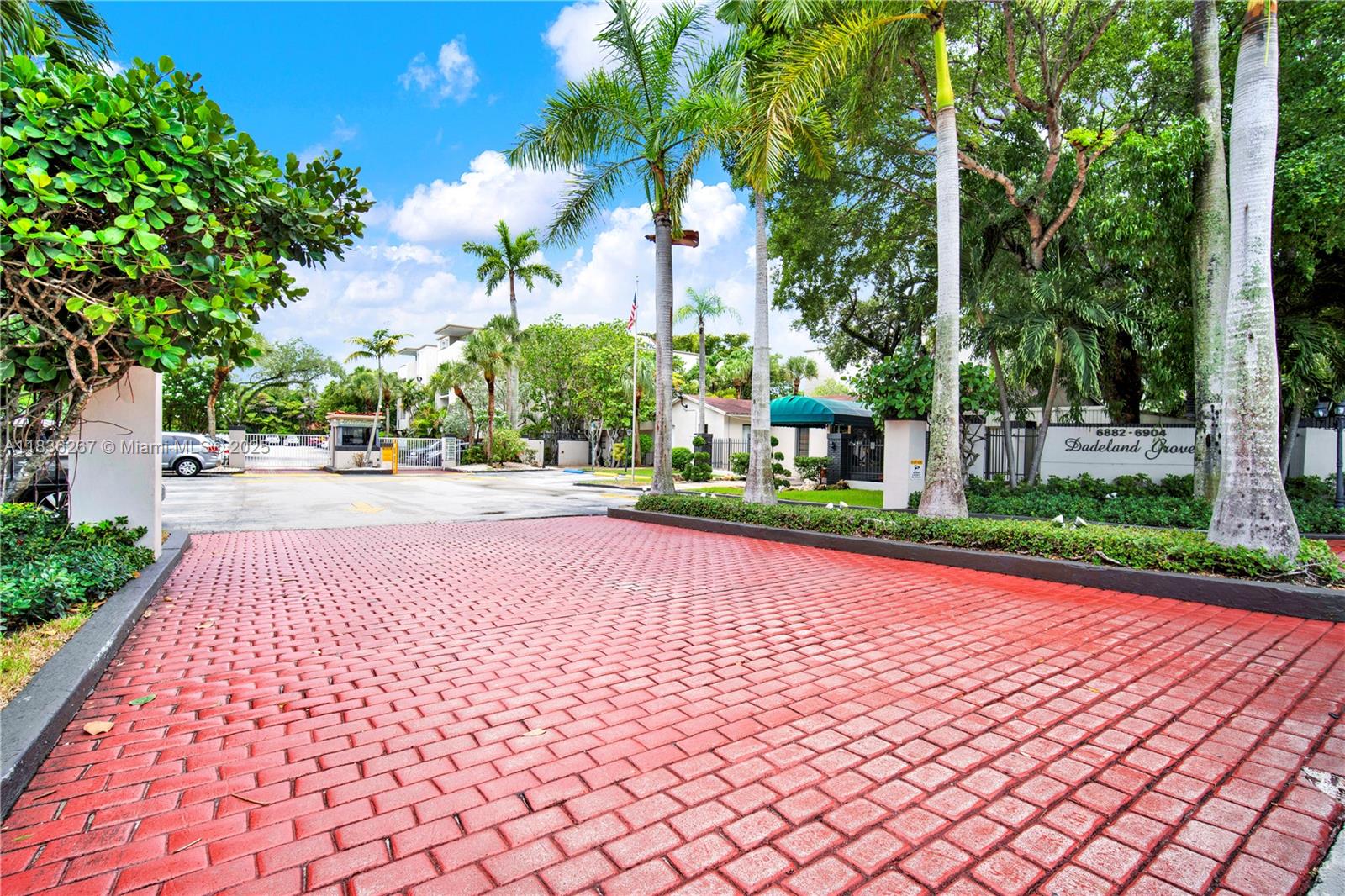 6886 N Kendall Dr #D102 Pinecrest, FL 33156