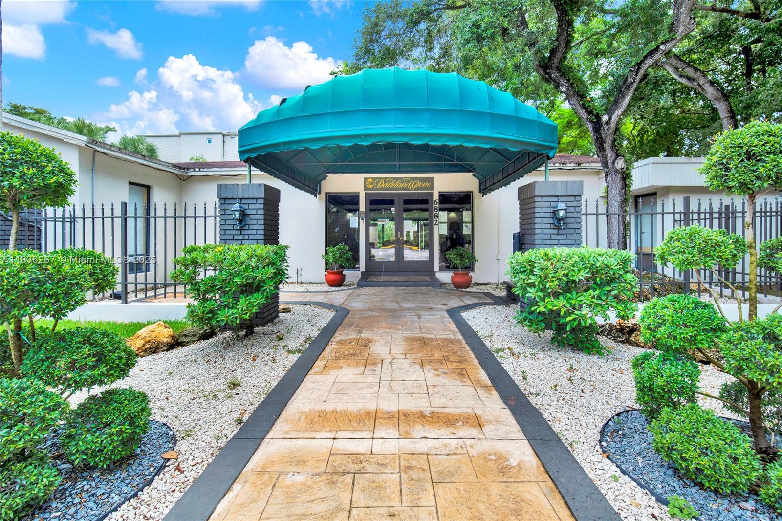 6886 N Kendall Dr #D102 Pinecrest, FL 33156