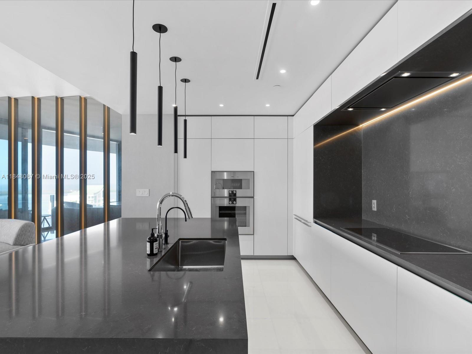 image Aston Martin14