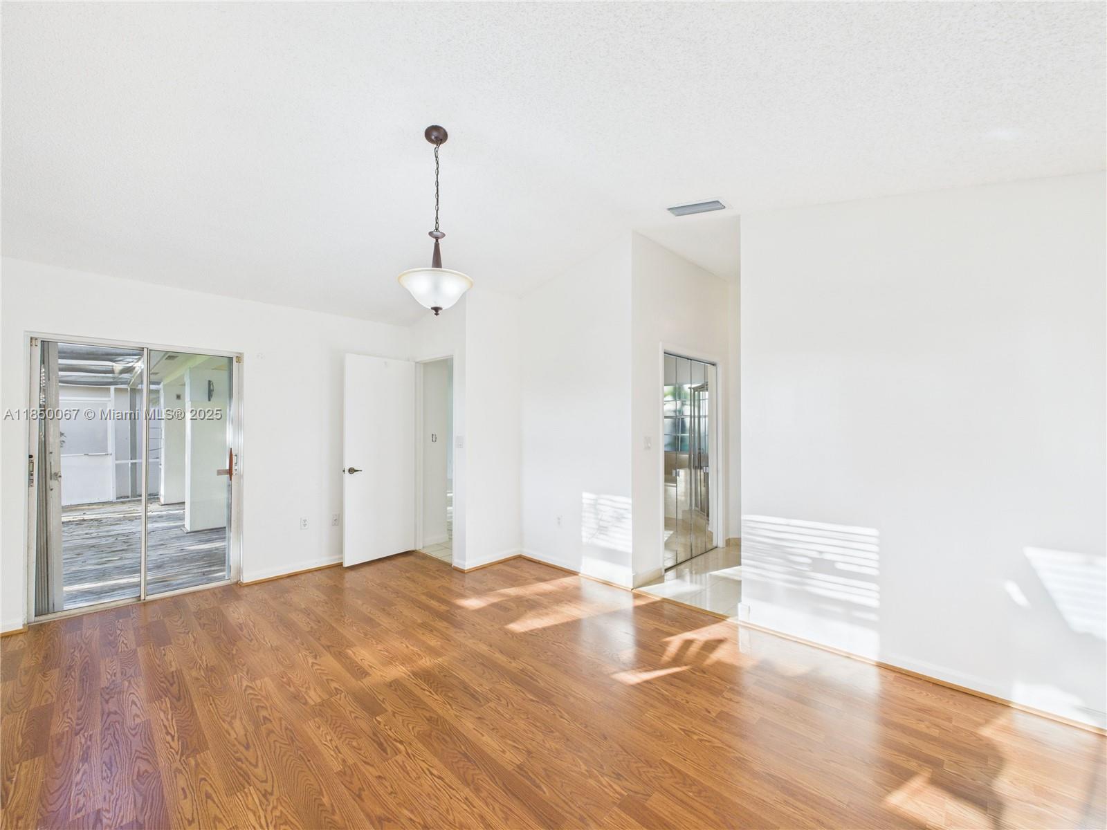 1251 E Wilshire Cir E Pembroke Pines, FL 33027