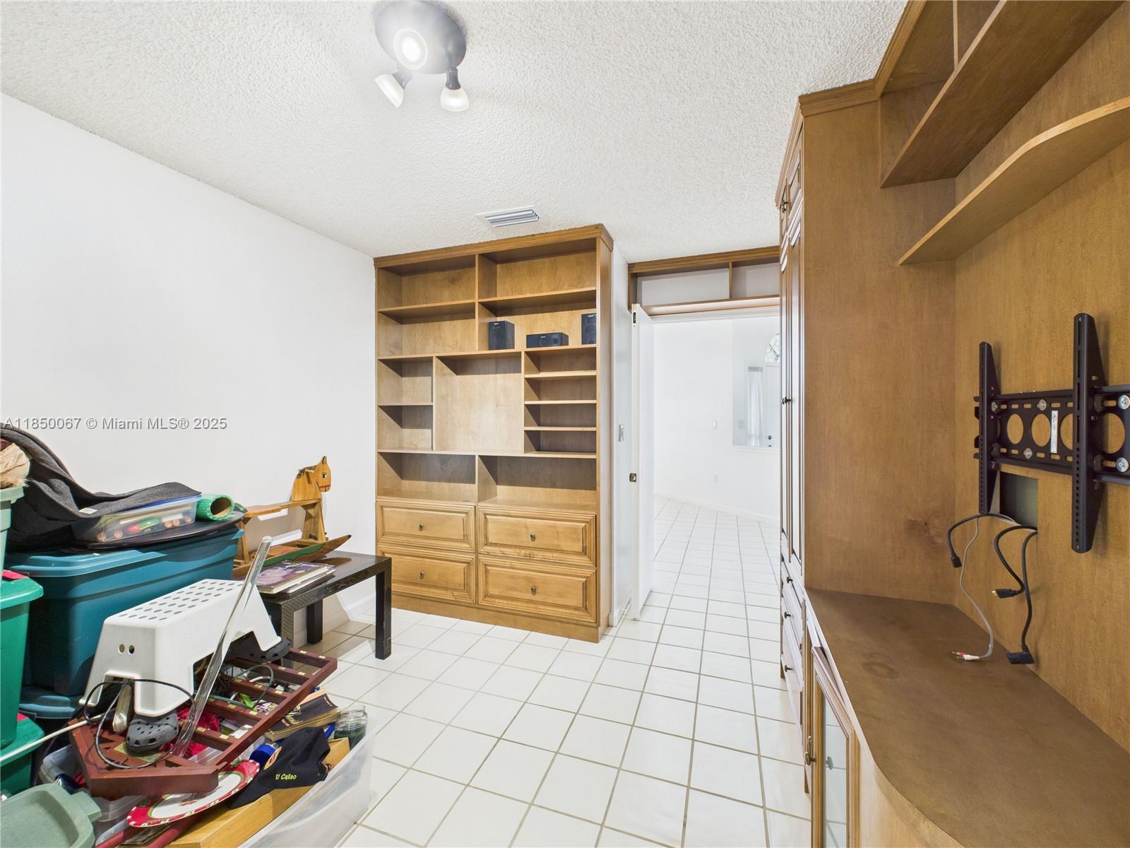 1251 E Wilshire Cir E Pembroke Pines, FL 33027