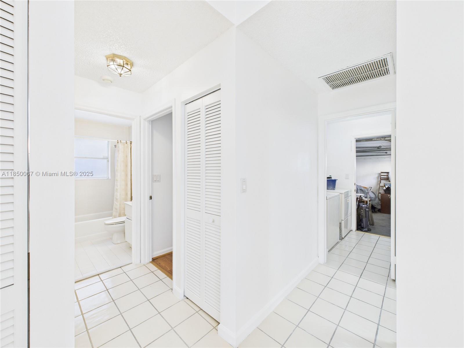 1251 E Wilshire Cir E Pembroke Pines, FL 33027