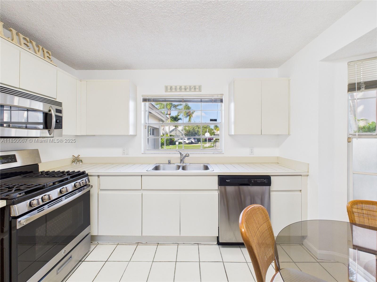 1251 E Wilshire Cir E Pembroke Pines, FL 33027