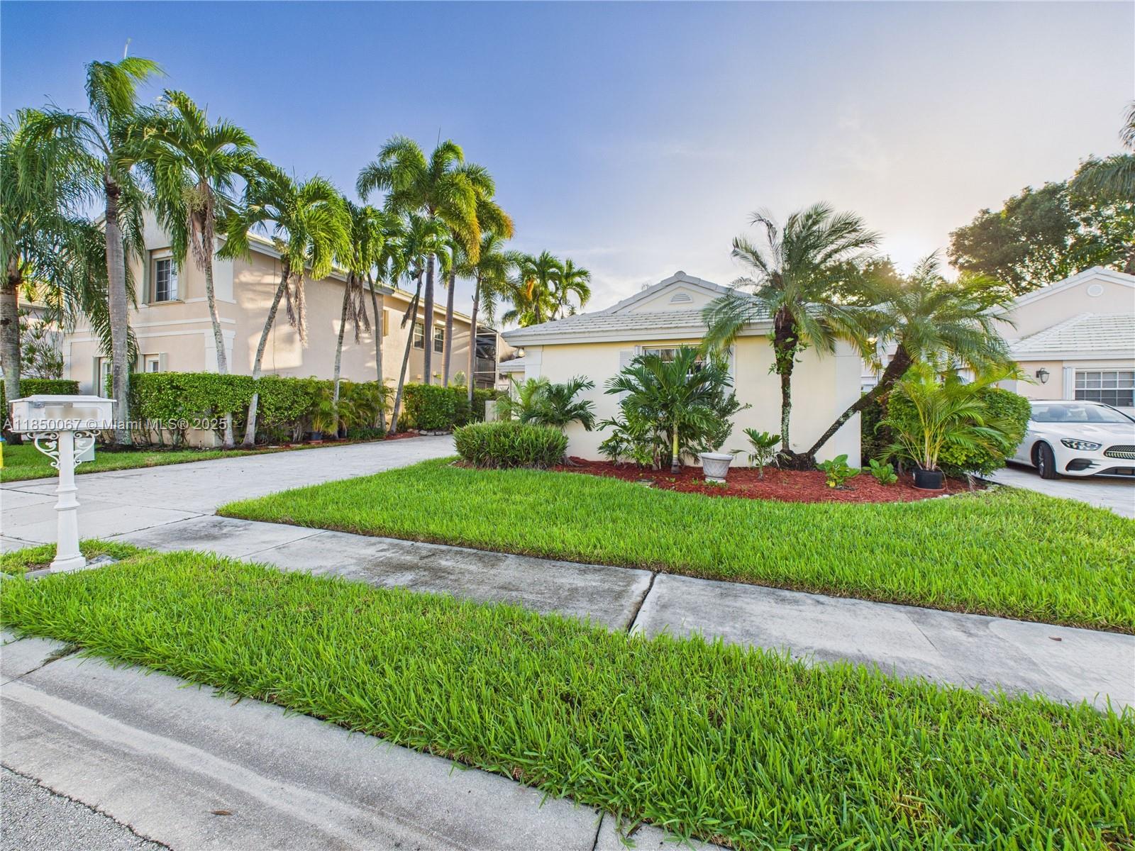 1251 E Wilshire Cir E Pembroke Pines, FL 33027