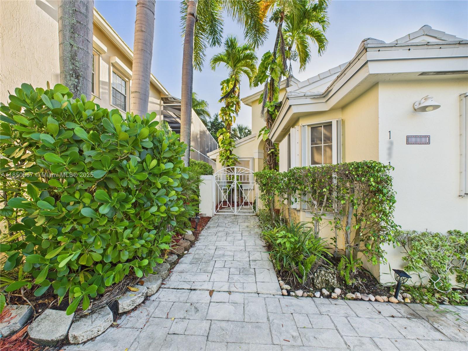 1251 E Wilshire Cir E Pembroke Pines, FL 33027