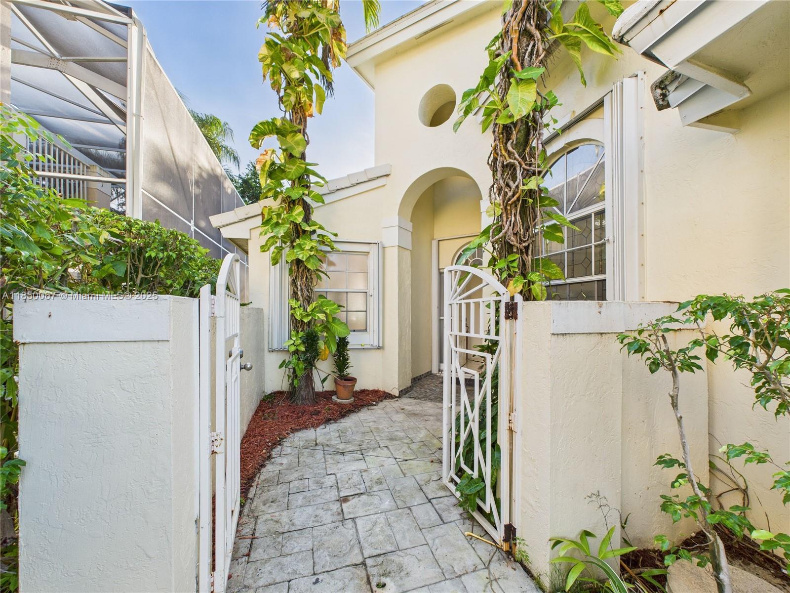 1251 E Wilshire Cir E Pembroke Pines, FL 33027