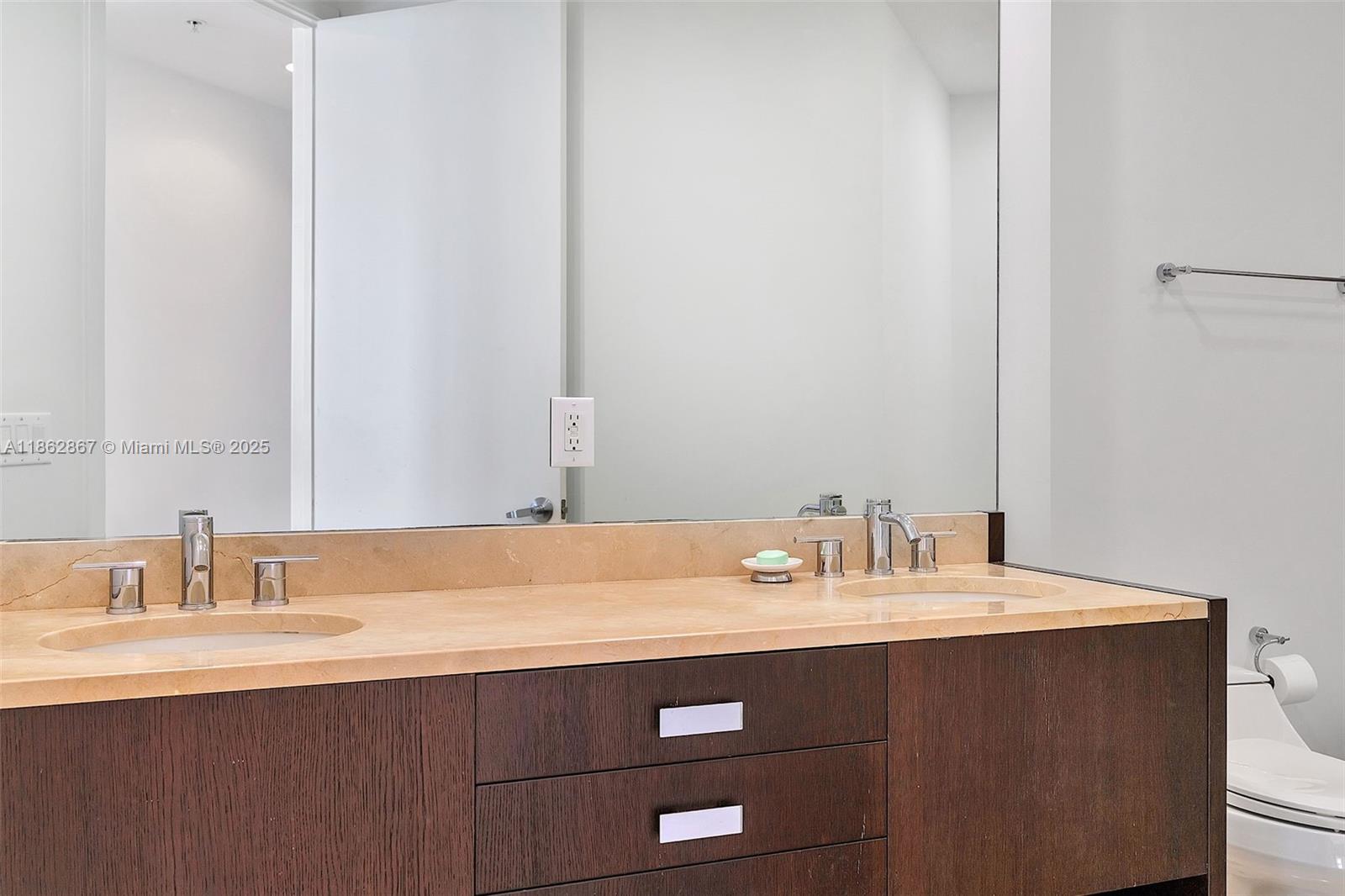 image Trump Royale Condo25