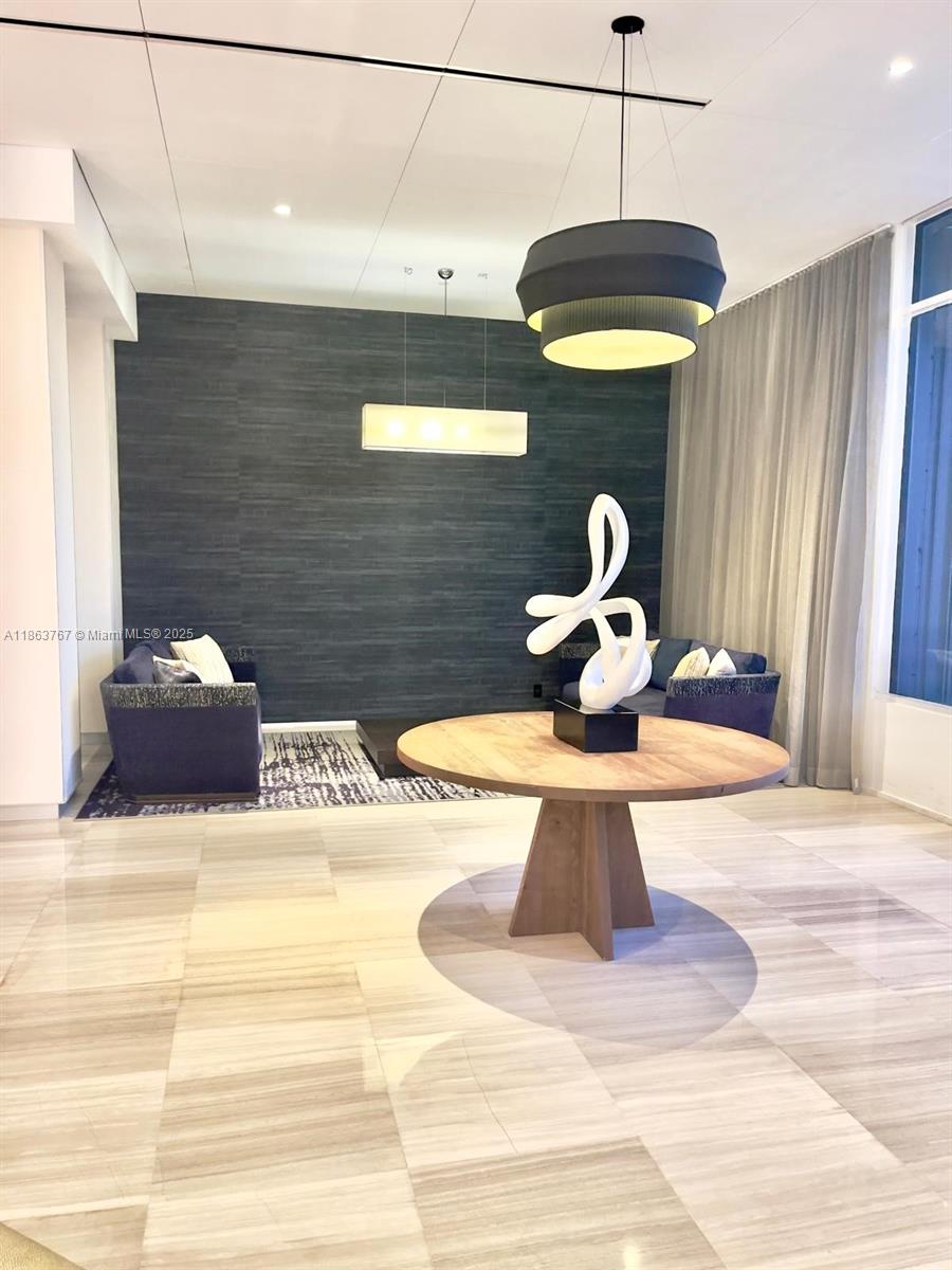 image Arlen House East Condo15